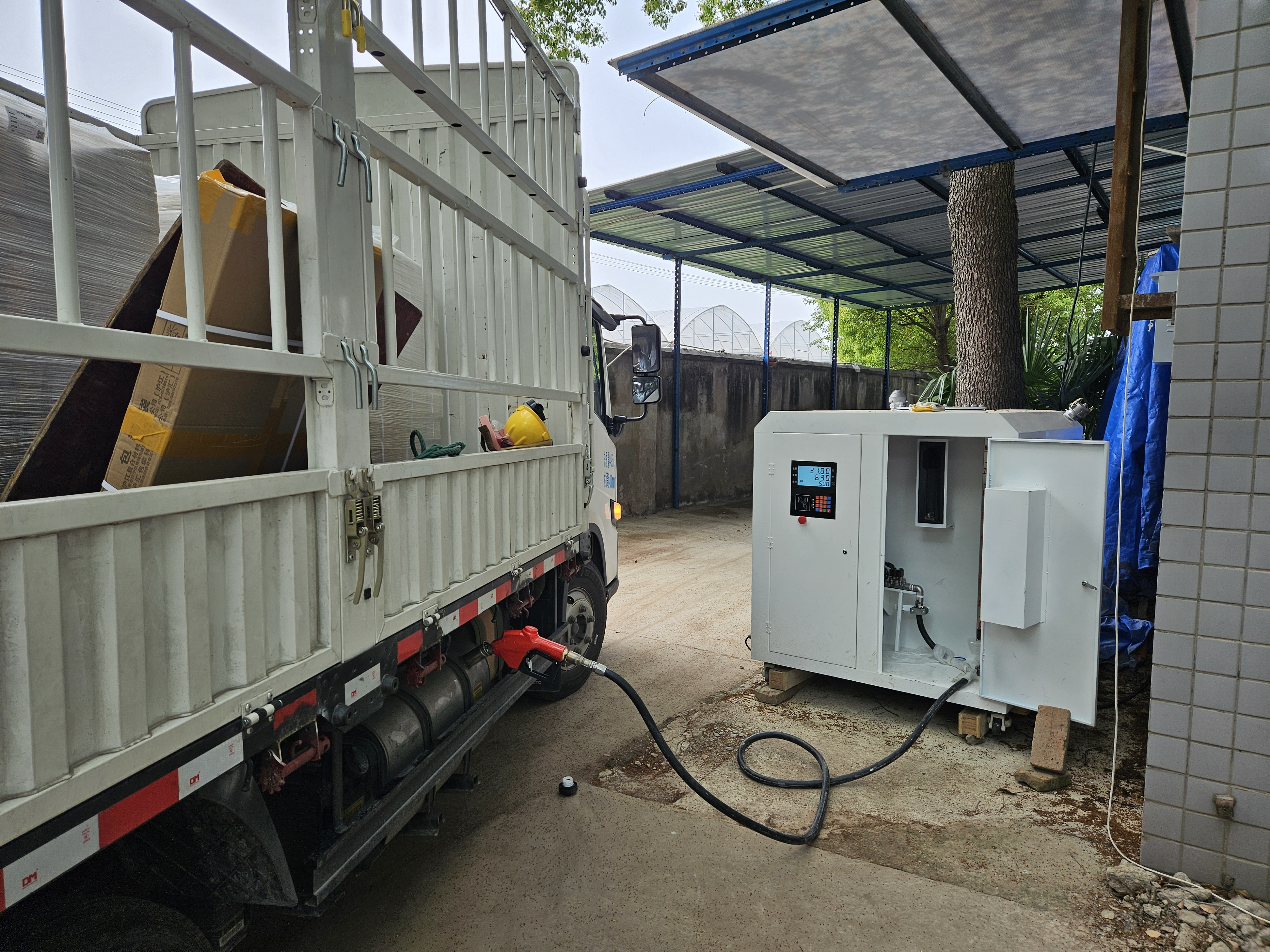 Methanol filling device